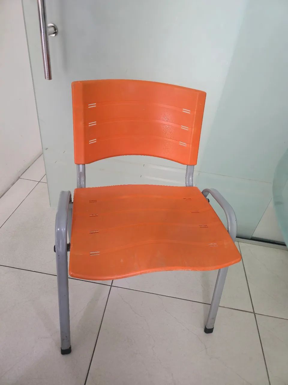 Cadeira secretária empilhável fixa