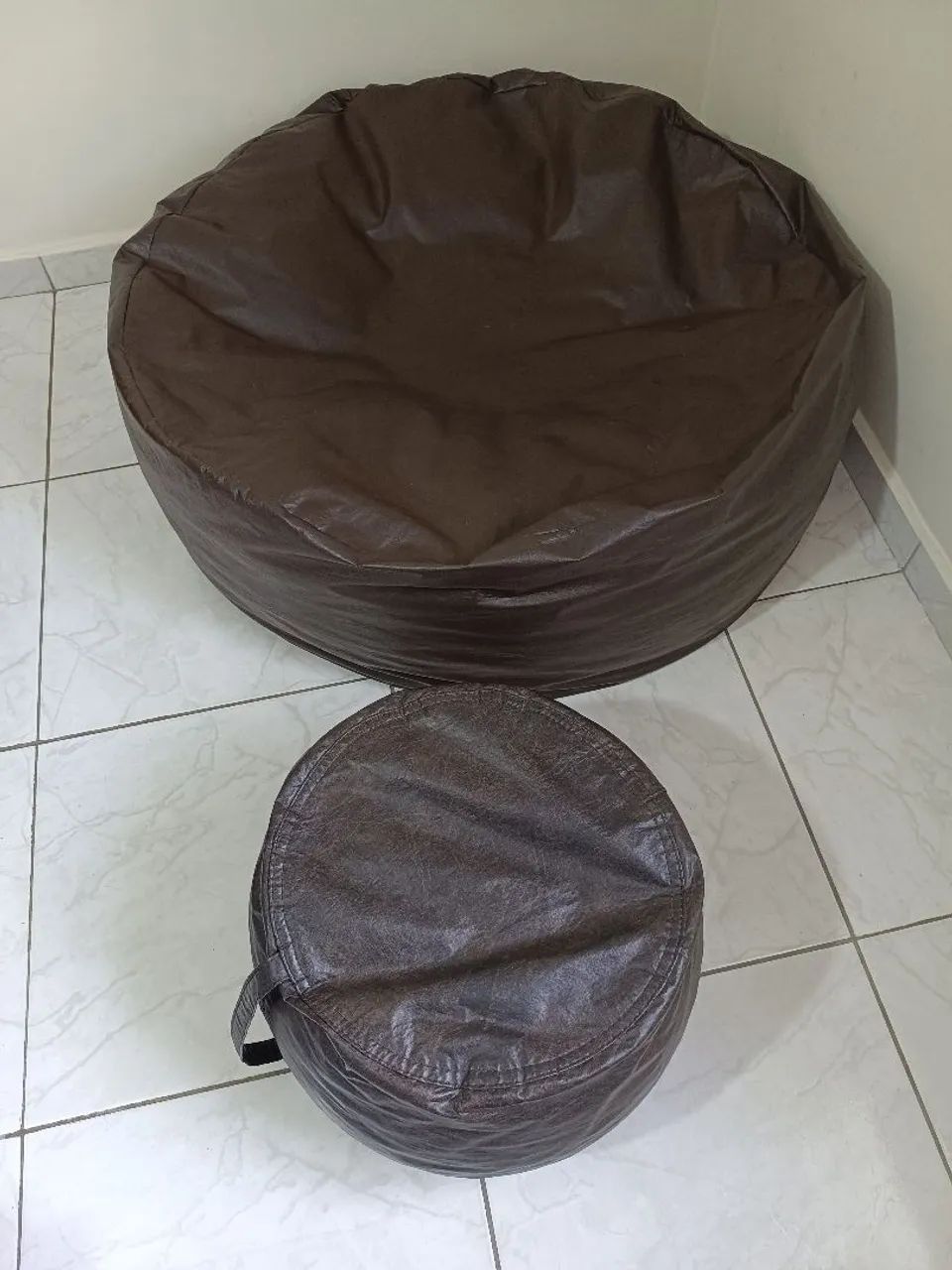 Puff  em corino com apoio de pés. 