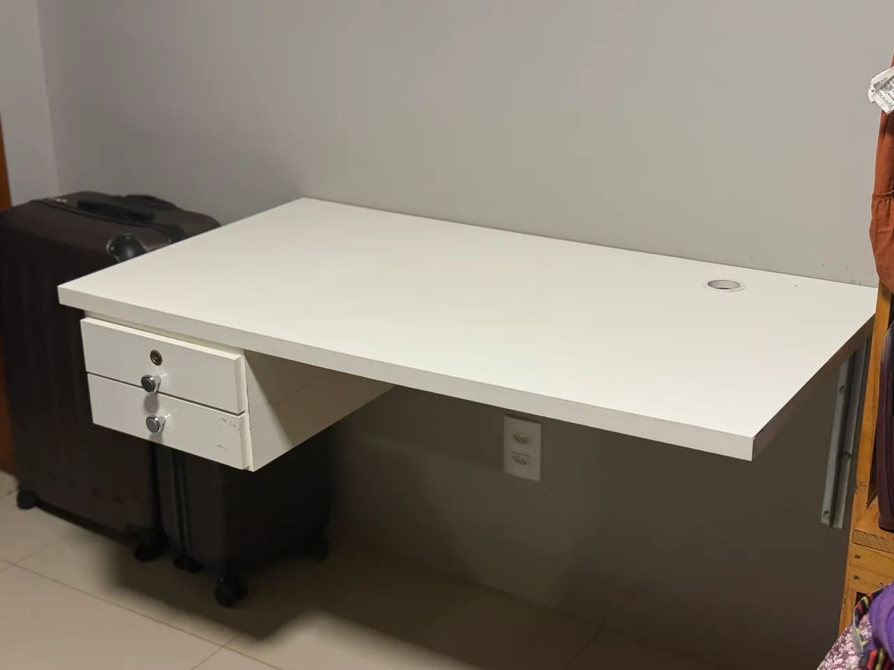 Mesa de estudo em MDF de alta qualidade. 