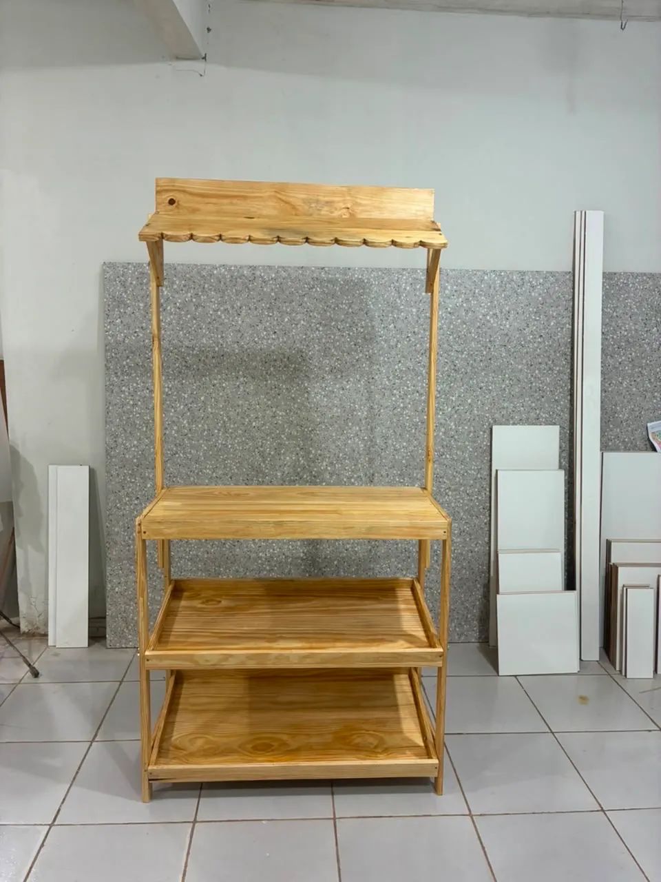 Balcão expositor de madeira  - Foto 2