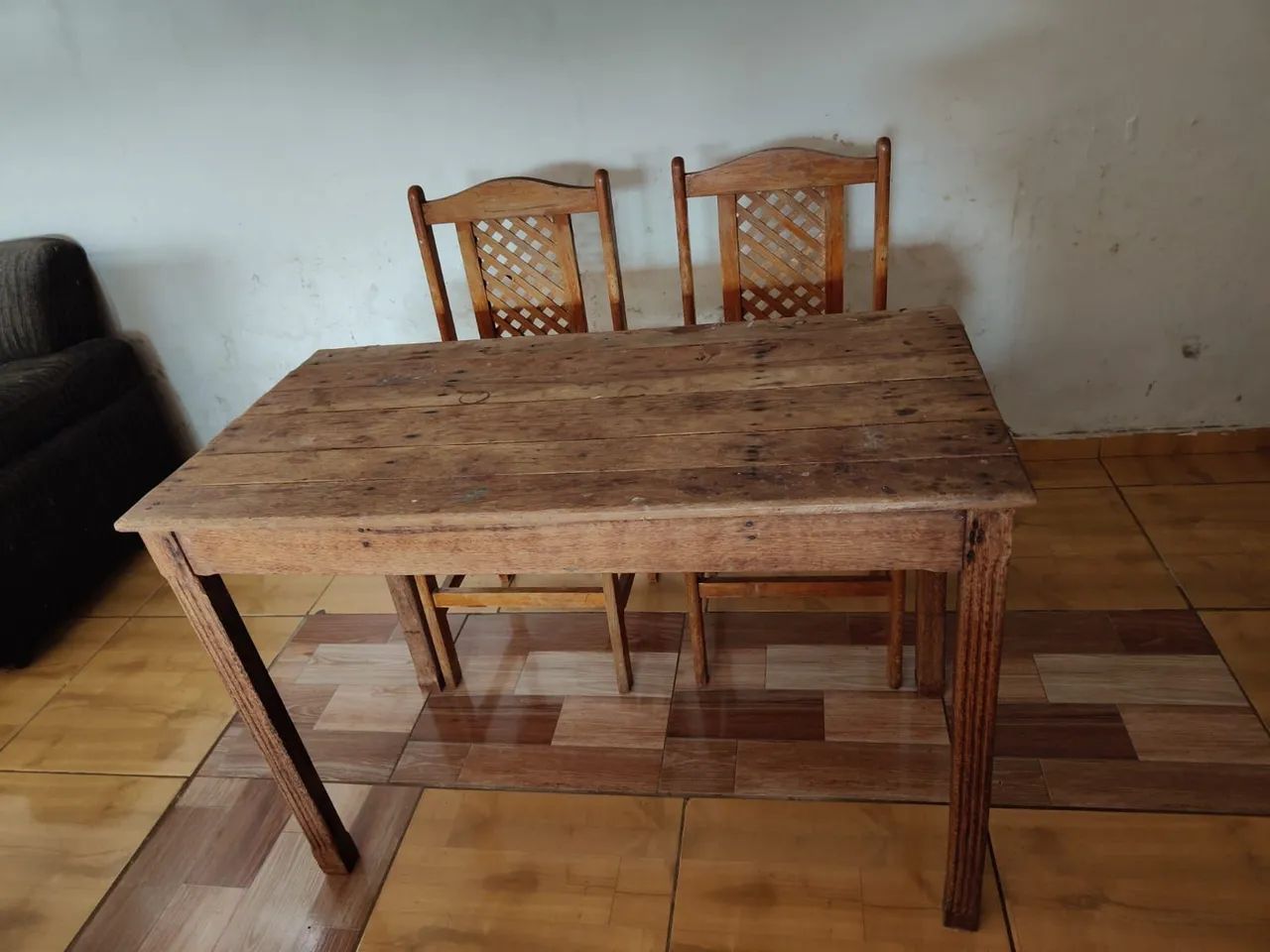 Mesa de madeira com 2 cadeiras usada ((ENTREGO GRATIS)) - Foto 3