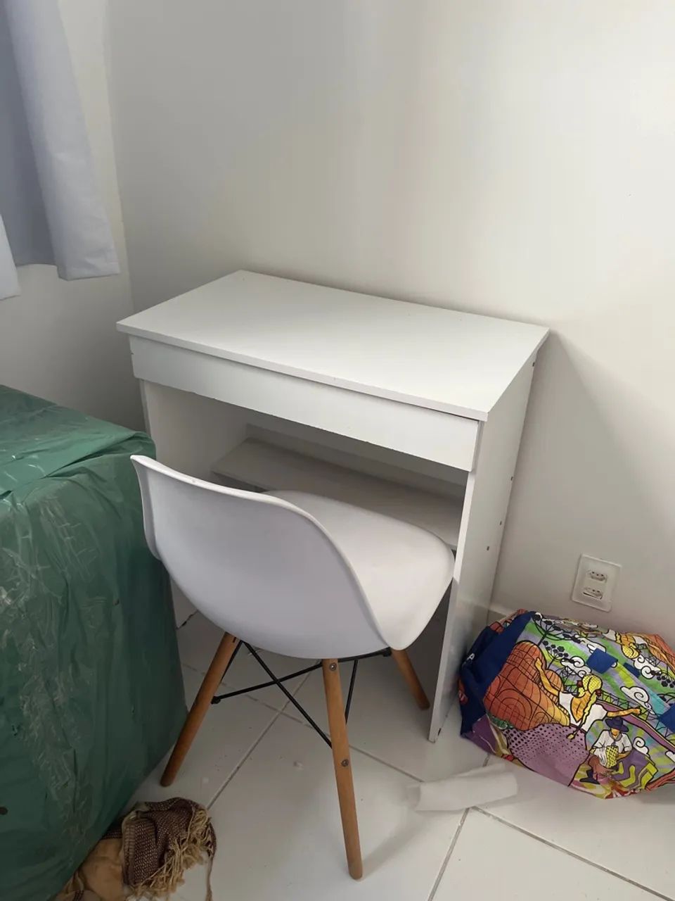 Um mesa biro com gaveta e uma cadeira 