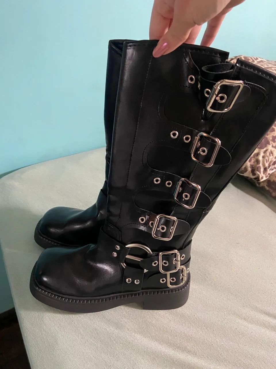 bota com fivelas  - Foto 2
