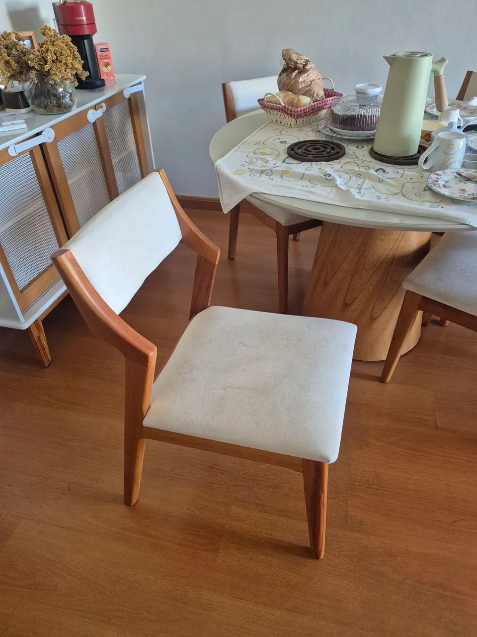 Mesa redonda 120cm com cadeiras  muito cheirosa e nova - Foto 3