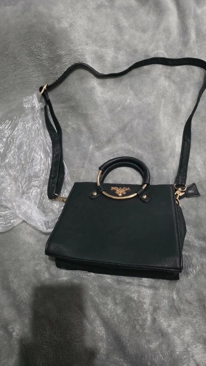 Bolsa em couro sintético Preta. Com alças.