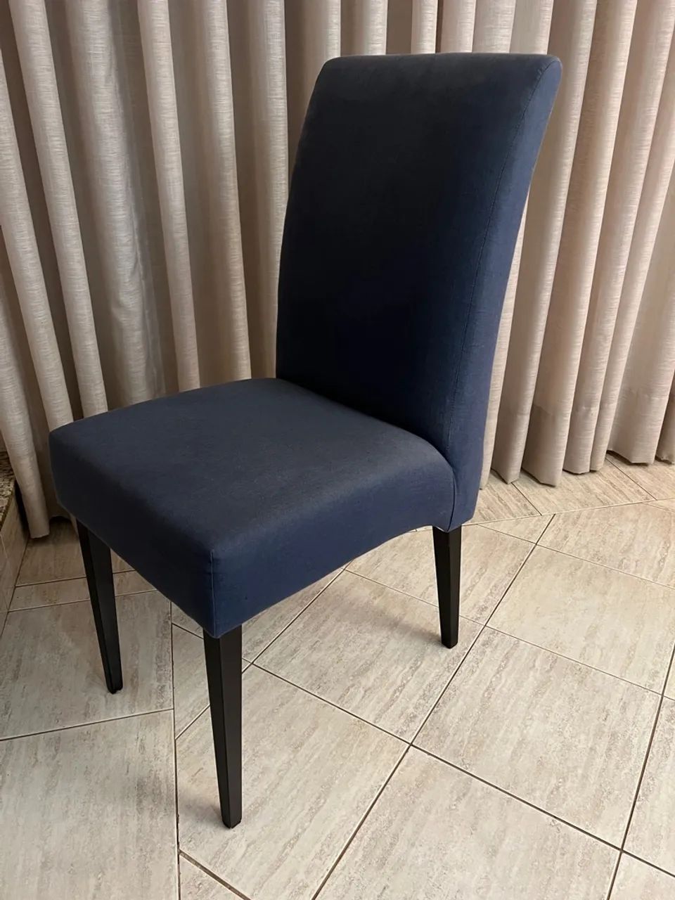 Cadeira de jantar estofada em linho azul marinho