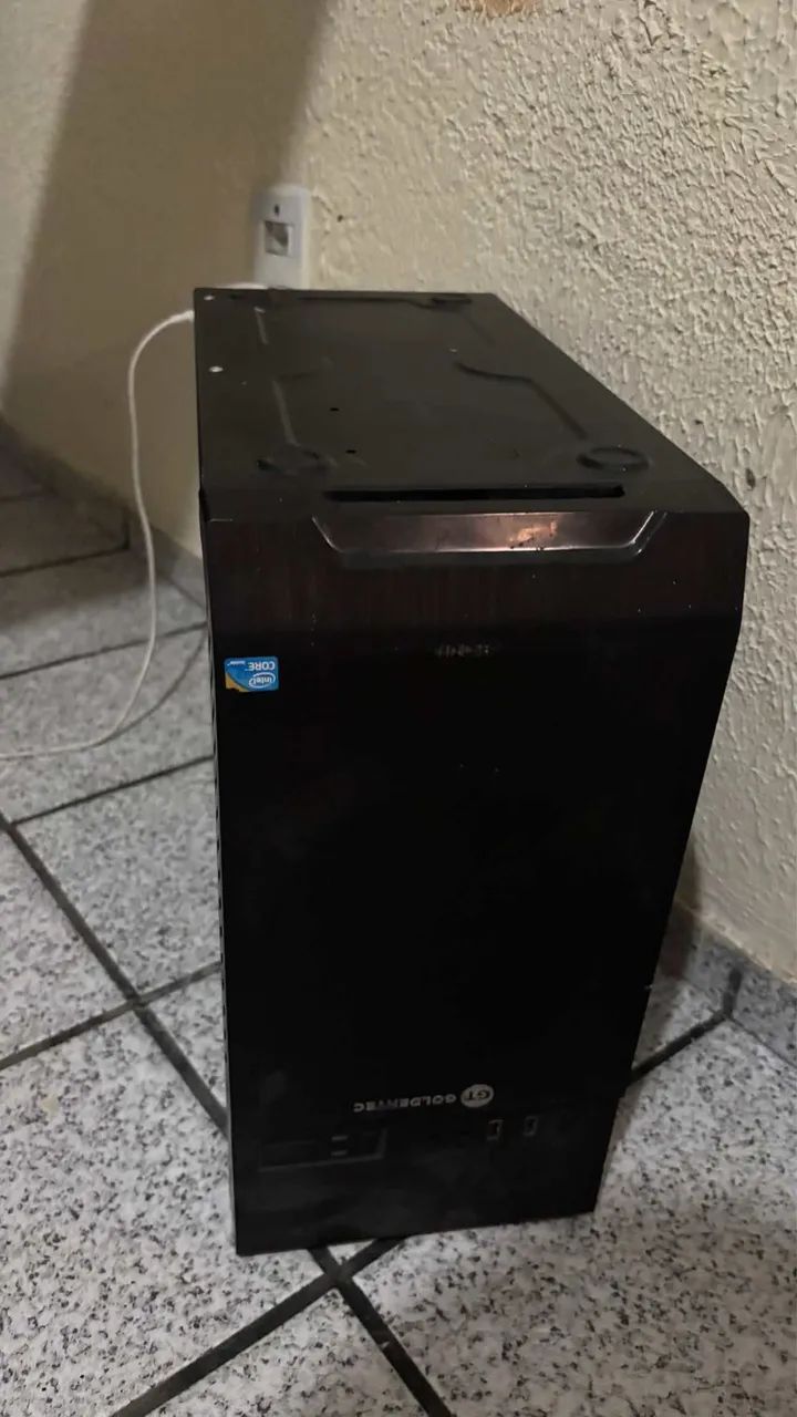 Vendo tela e CPU de computador 