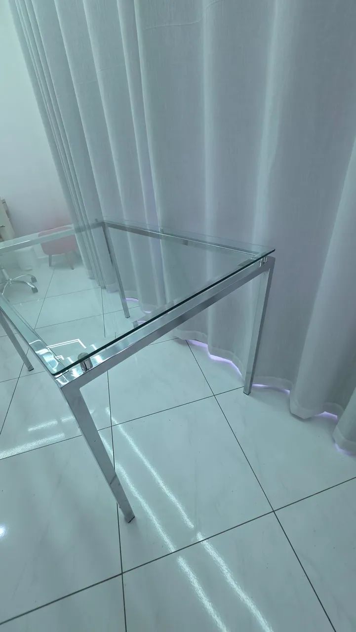 Mesa de jantar de vidro com estrutura cromada - Foto 4