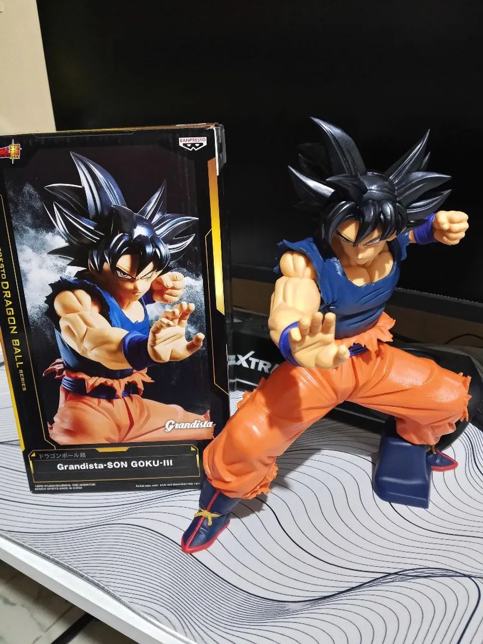 Action figure Goku UI