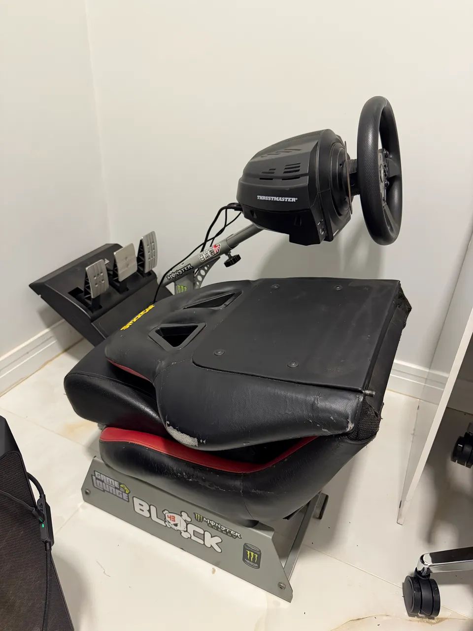 Thrustmaster T300 RS GT + Cockpit Simulador - Foto 3