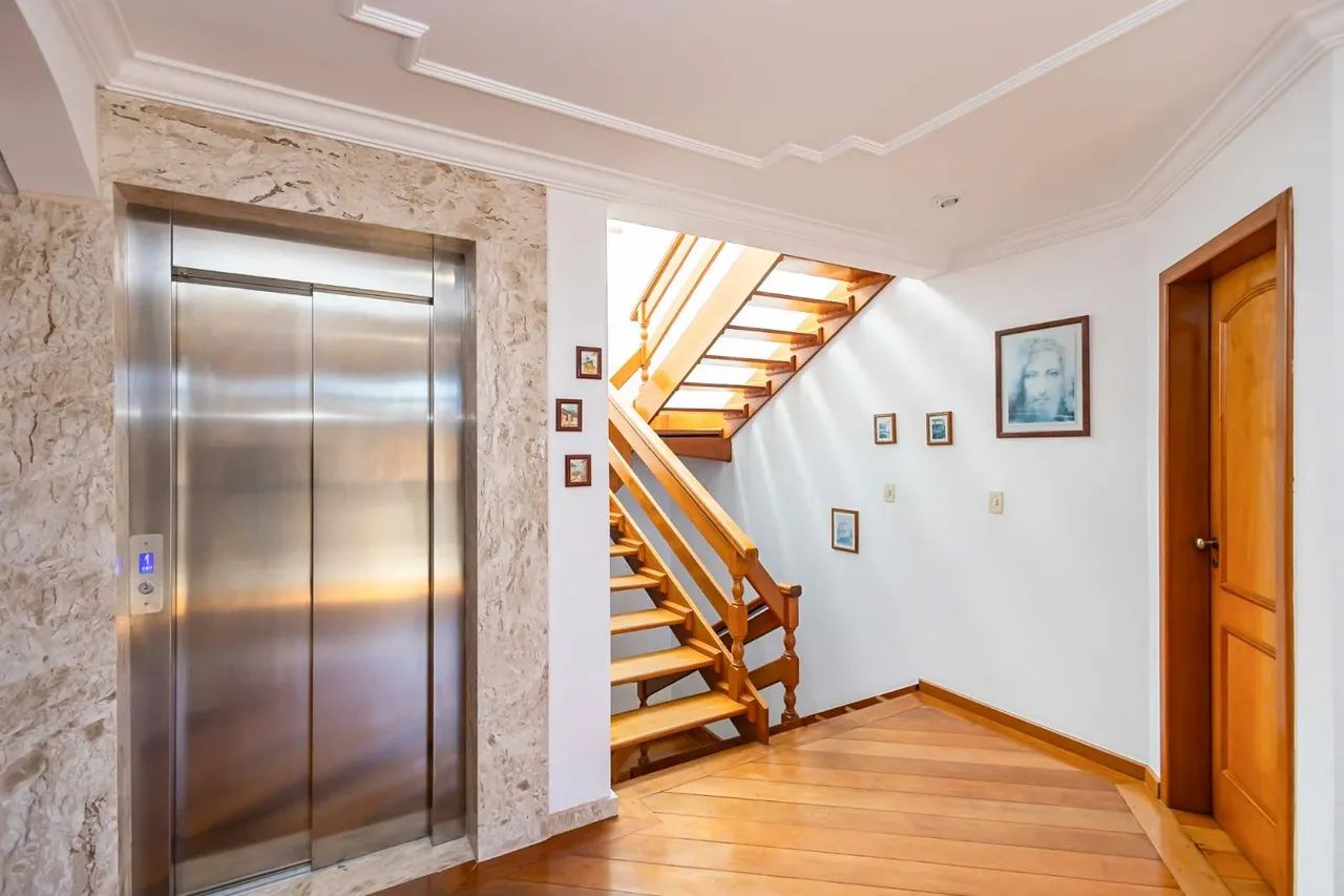 Linda casa no Ecoville, 3 quartos com quintal e elevador.