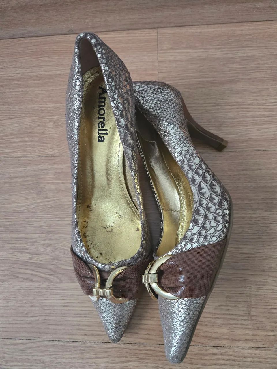 Scarpin prata e dourado discreto,em ótimo estado de conservação 