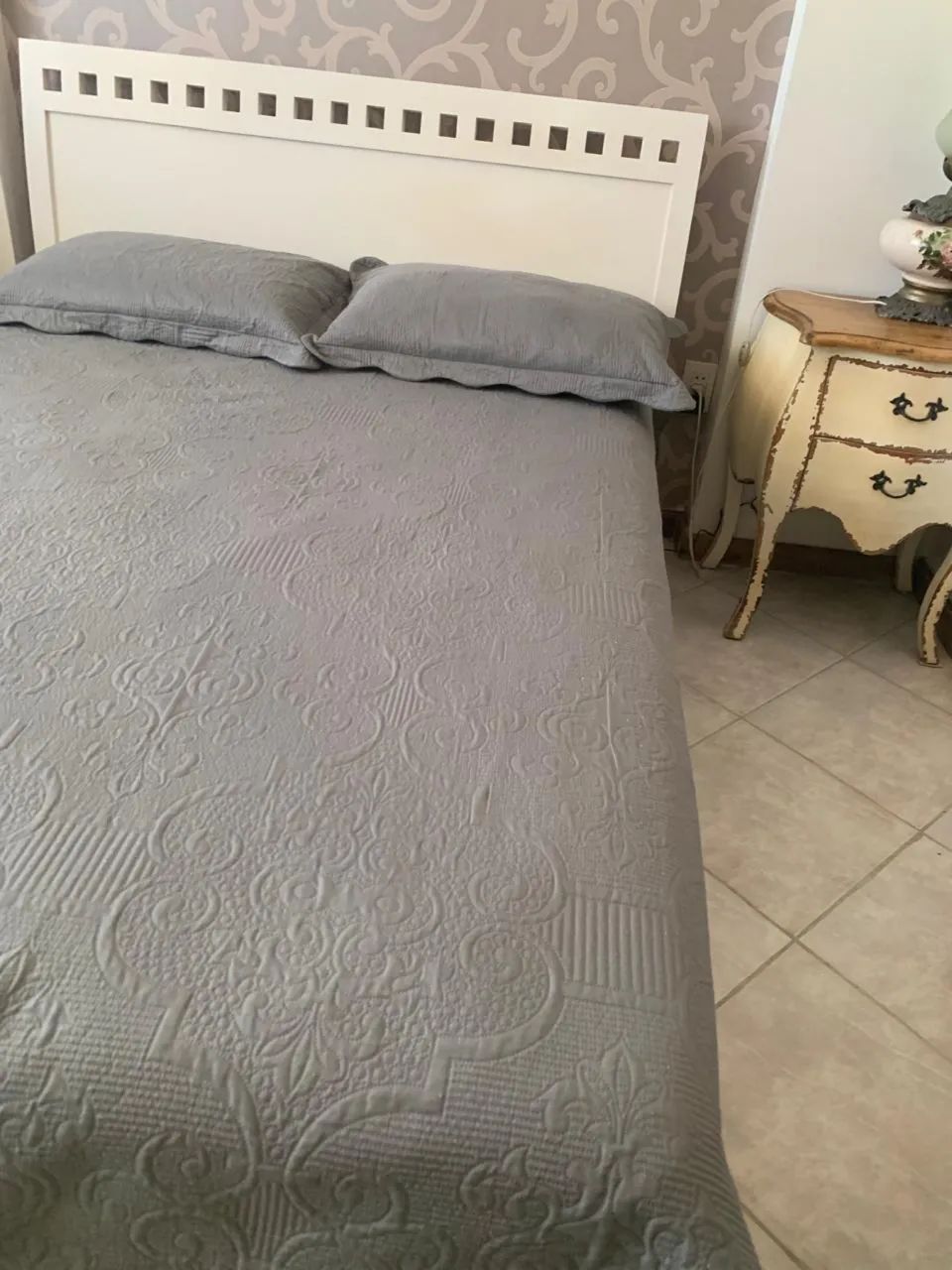 Cama de casal com colchão e capa