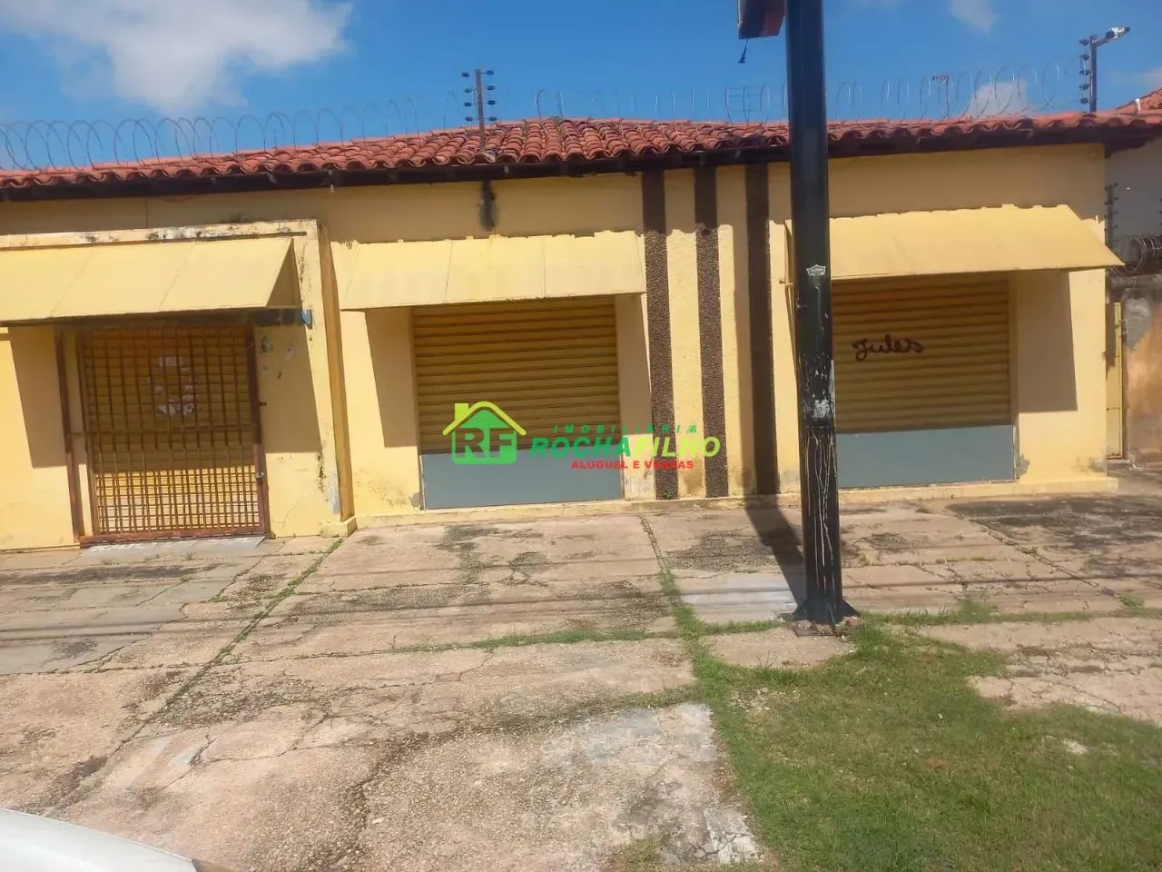 CASA COMERCIAL NO CENTRO - NORTE.
