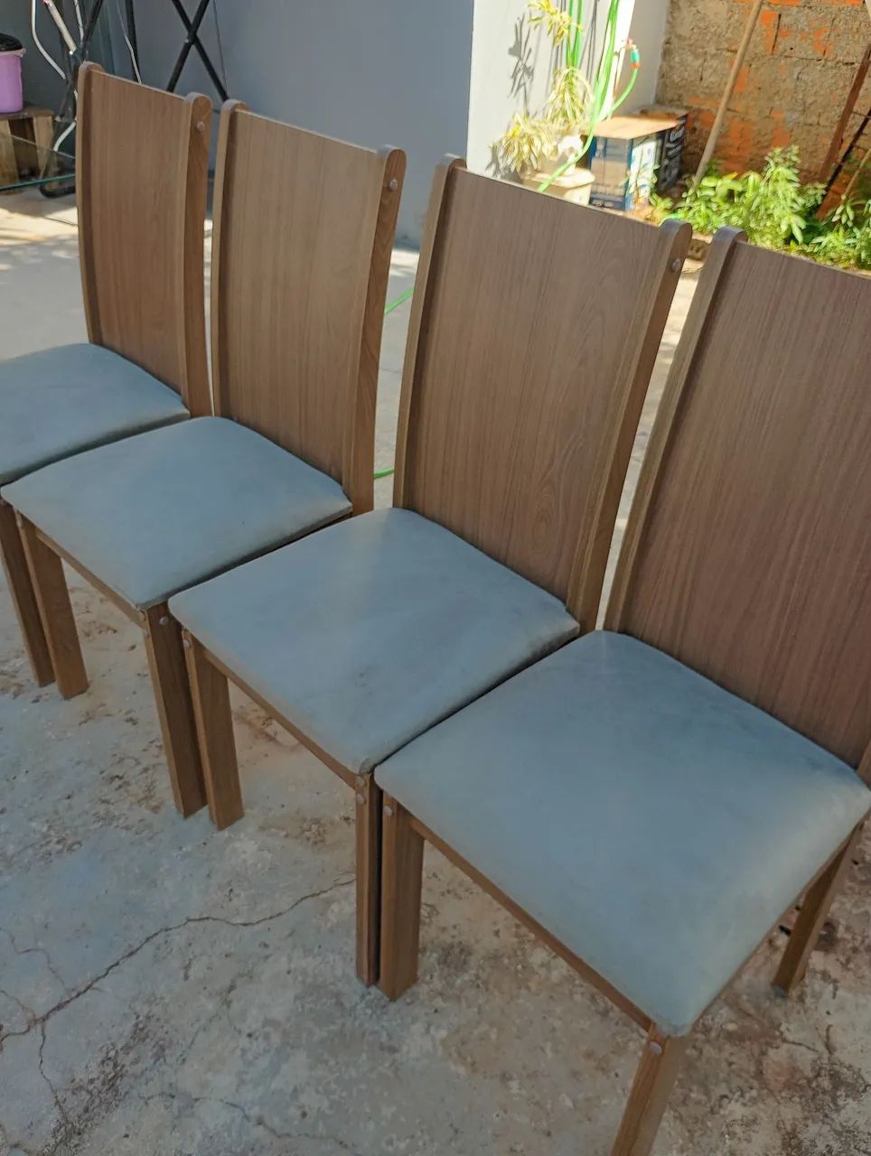 Mesa com tampo de vidro e 4 cadeiras bem nova entrego  - Foto 5