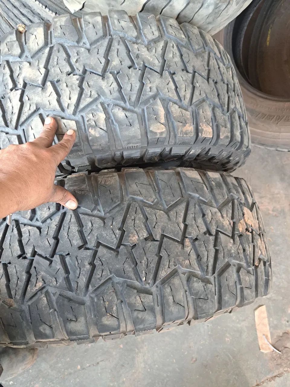 Vendo 2 pneus semi novos