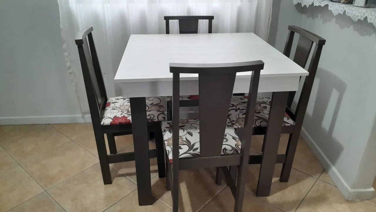 Vendo uma mesa com 4 Cadeiras acolchoadas, ótimo estado de conservação