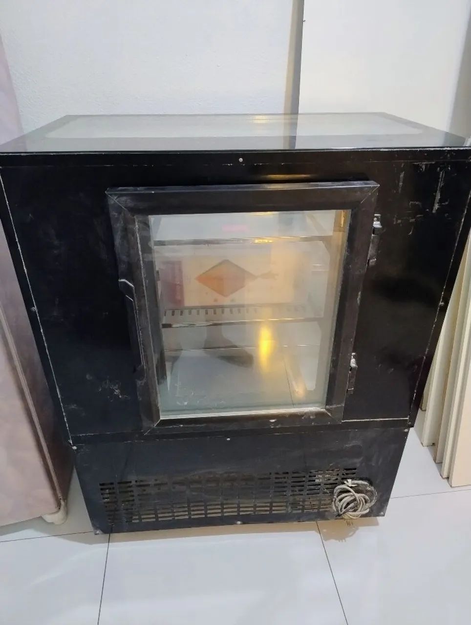 Vitrine refrigerada e estufa quente 