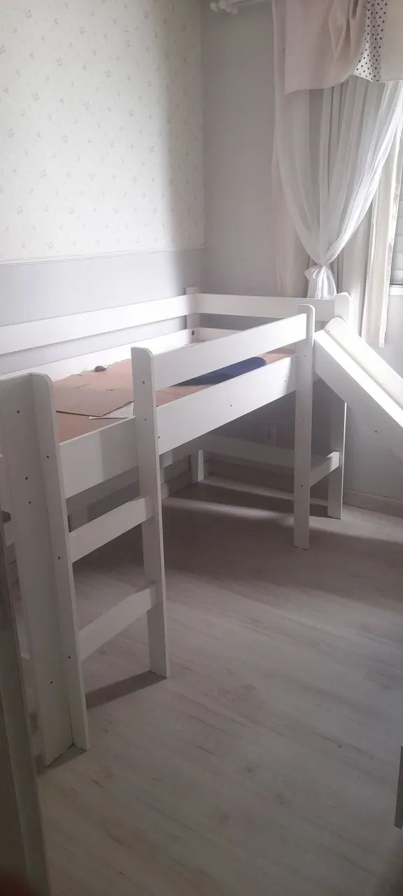 Cama Alta branca, com escada e escorregador. - Foto 2