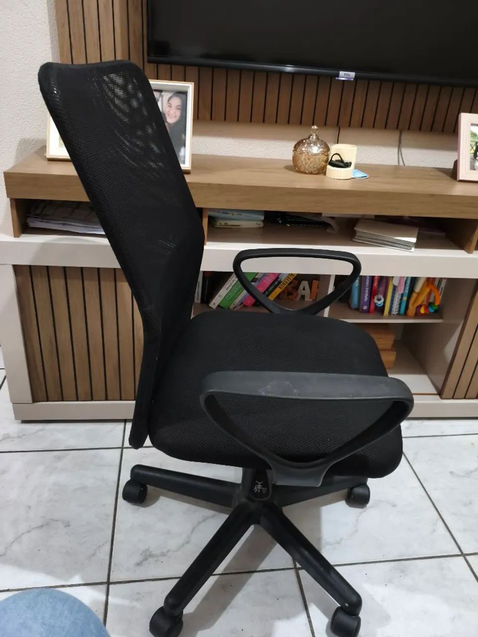 Cadeira de escritório semi nova  - Foto 3