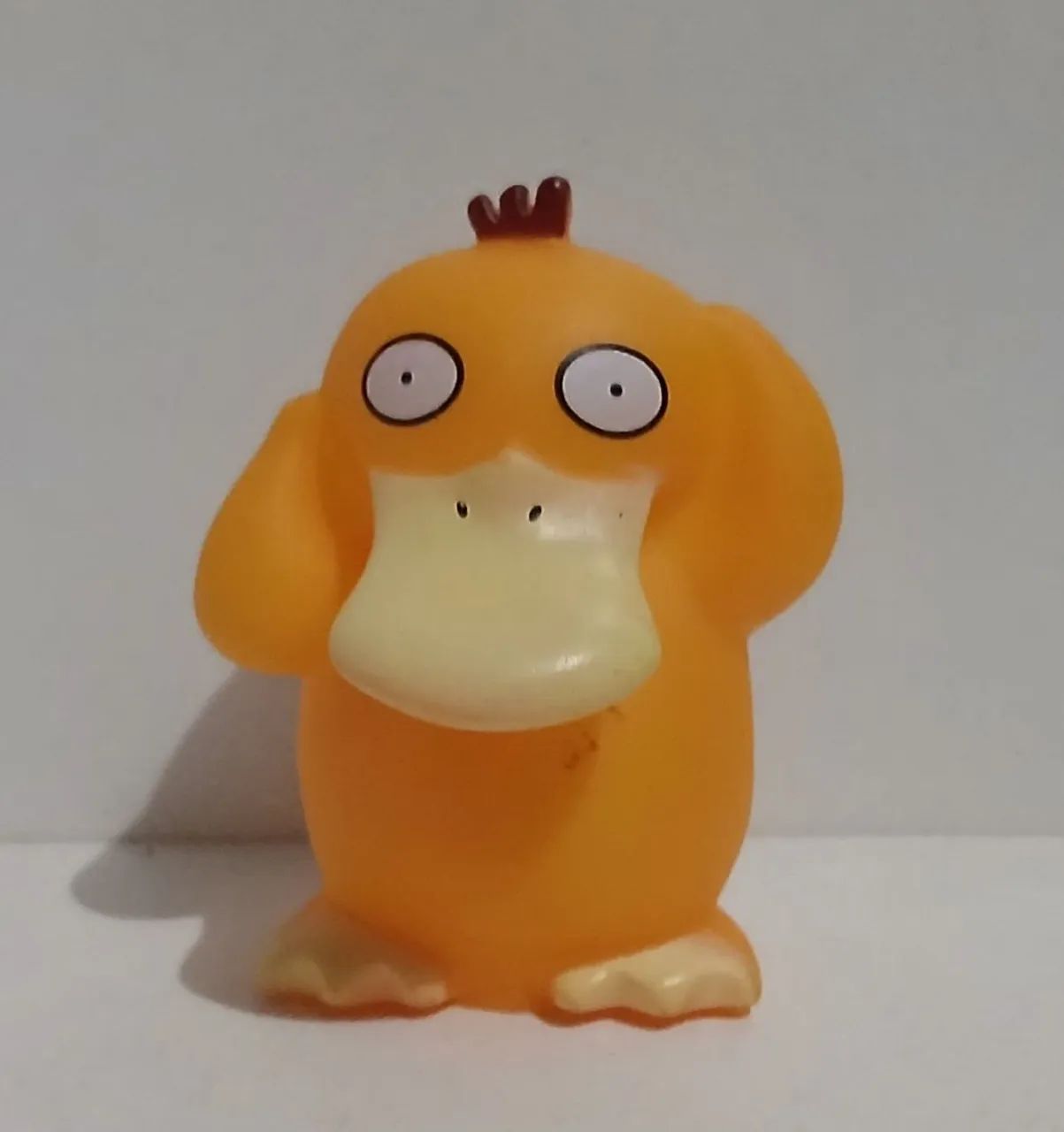 BONECO ACTION FIGURE MINIATURA POKEMON PSYDUCK OCO POR DENTRO