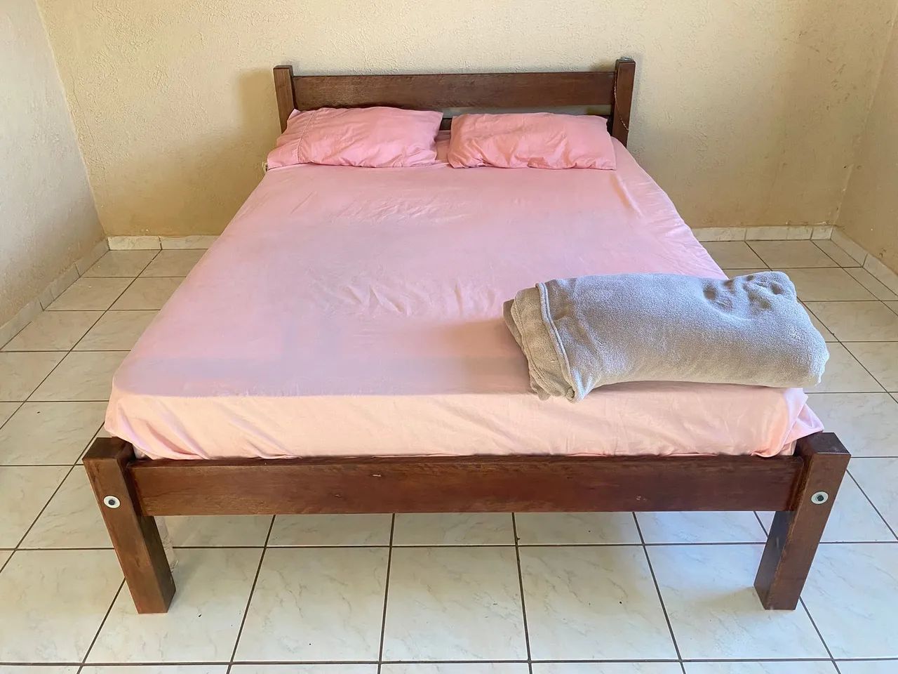Cama madeira com colchão 