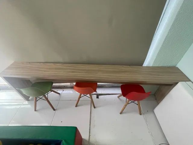 Mesa com tres cadeirinhas