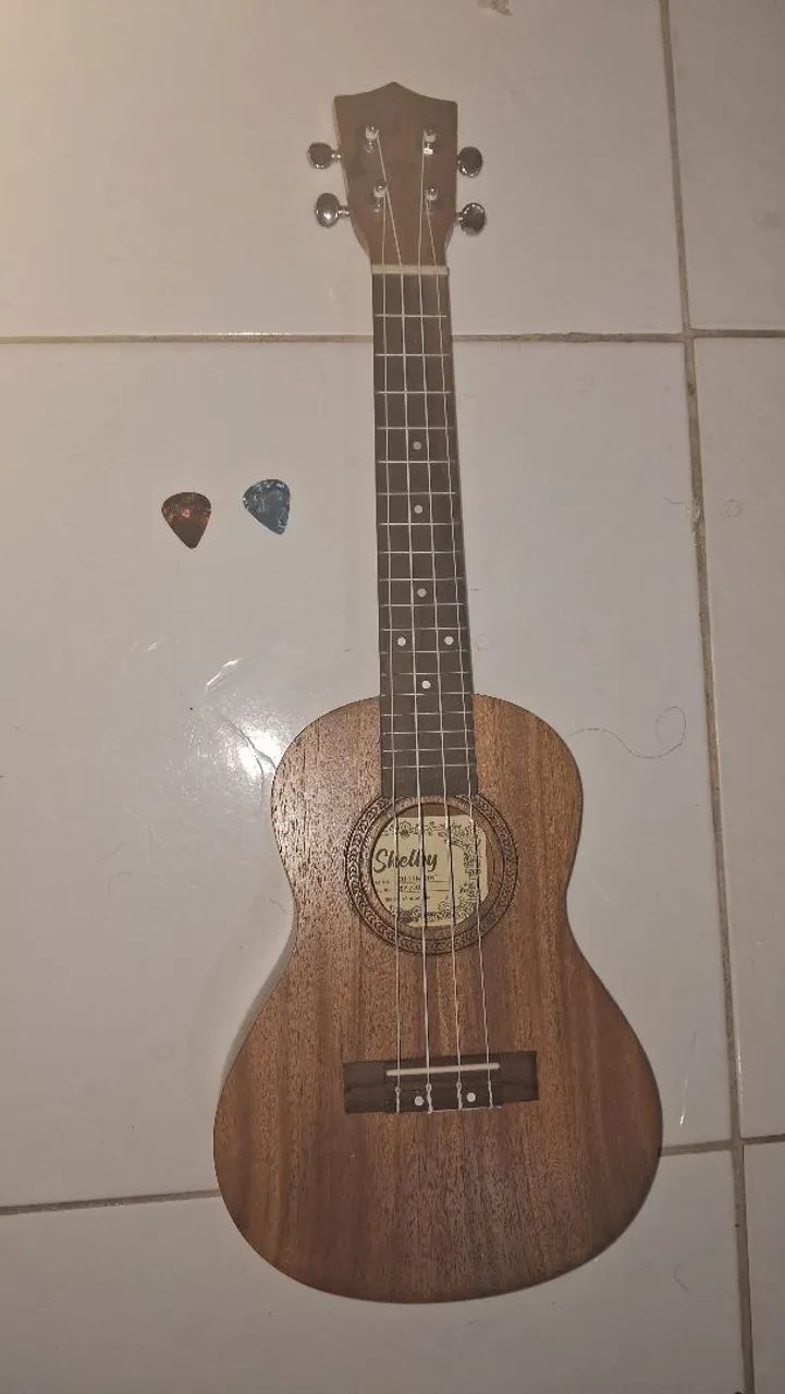 Ukulele Shelby com duas palhetas (0,71mm e 0,46mm)