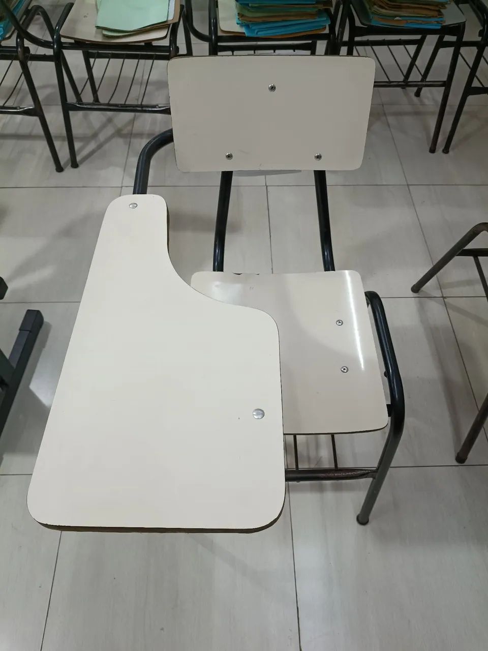 Cadeira Escolar Com Prancheta Lateral Em Formica Bege - Foto 2