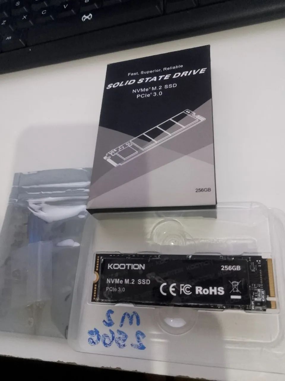 SSD NVMe M.2 de 256 GB com interface PCIe 3.0.