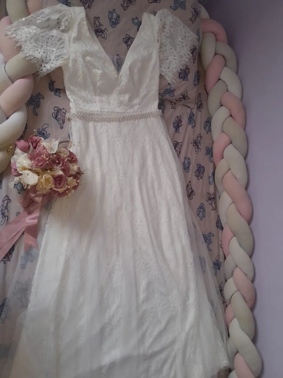 Vestido de noiva com buquê  - Foto 3