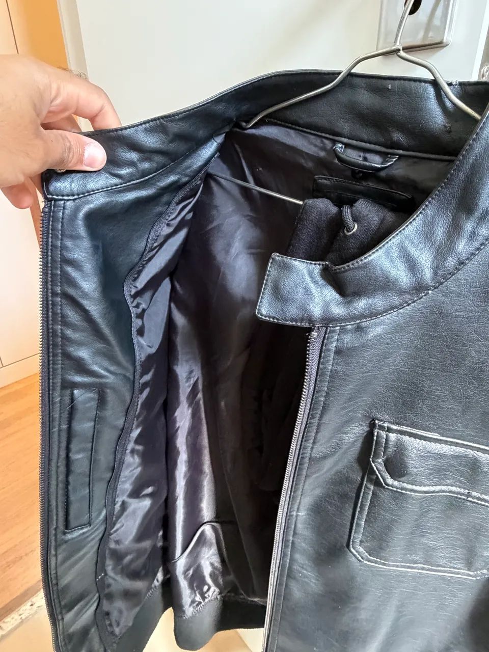 Jaqueta couro sintético com capuz e bolsos  - Foto 3