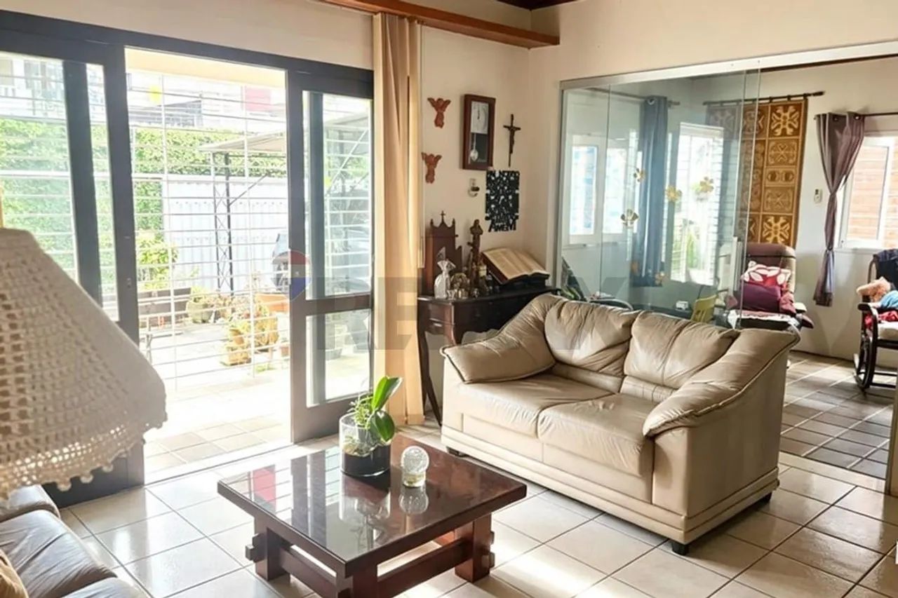 Excelente Casa com 380 m², Piscina no Cordeiro