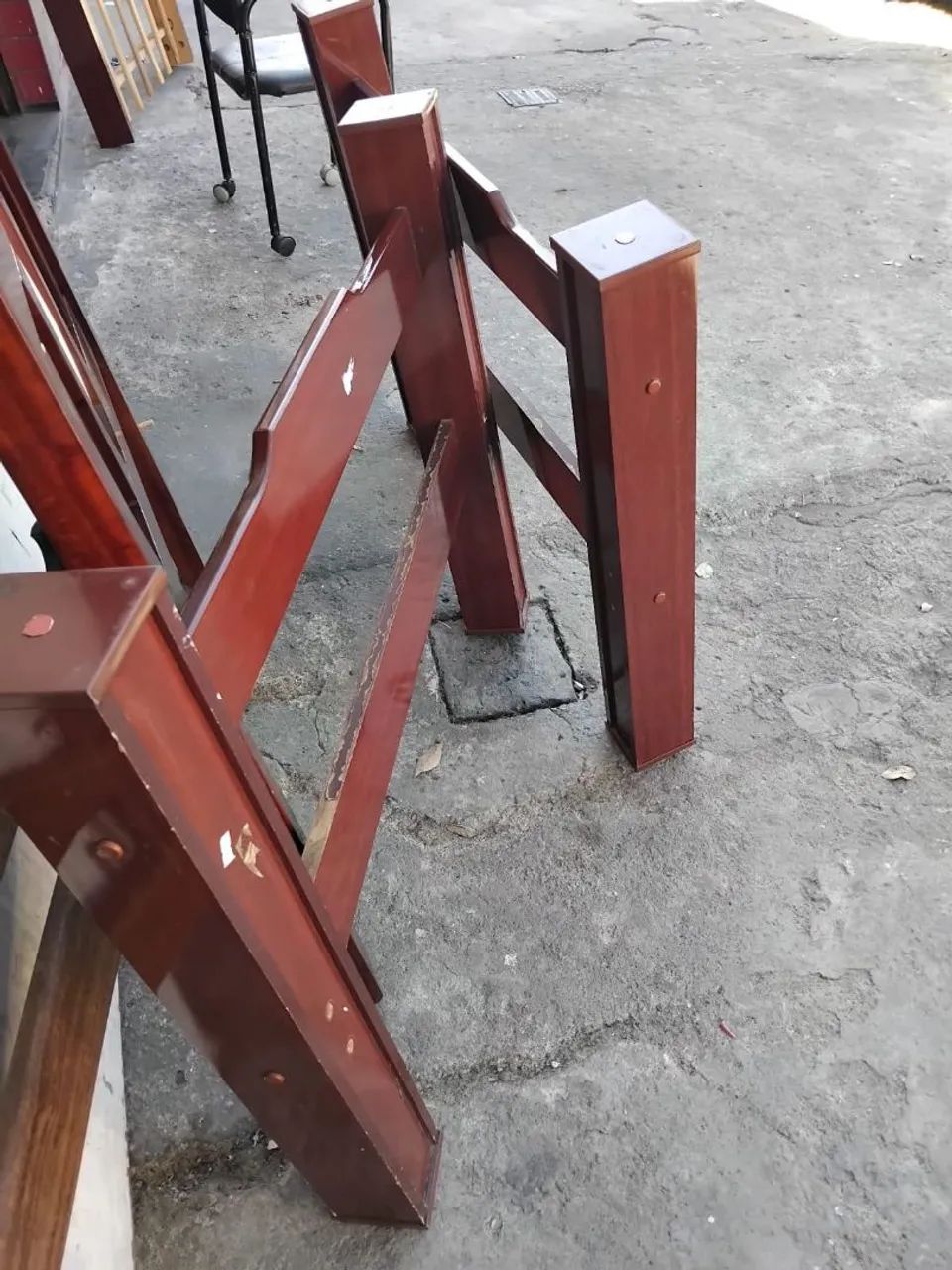 Cama solteiro em mogno.