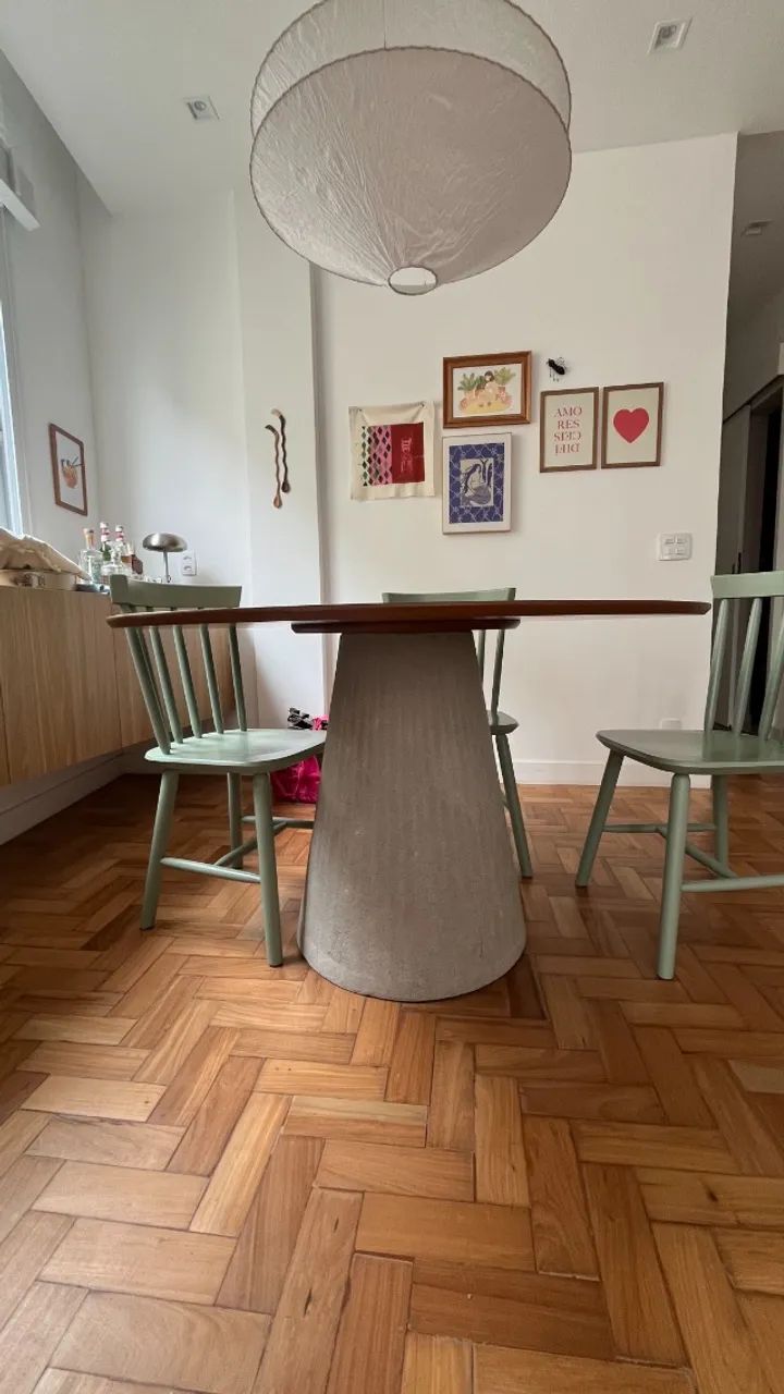 Mesa de jantar redonda 120 cm com tampo MDF freijó e base cone 100% concreto - Foto 3