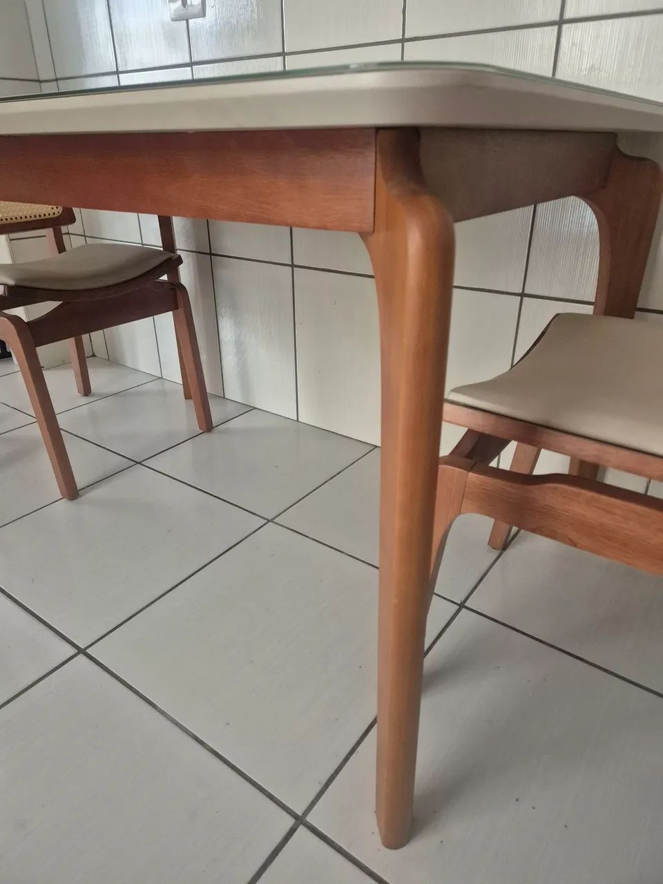 Linda Mesa Madeira Maciça com Tampo de Vidro + 2 cadeiras - Foto 3