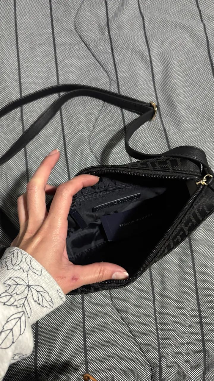 Bolsa Tommy Hilfiger preta  - Foto 4