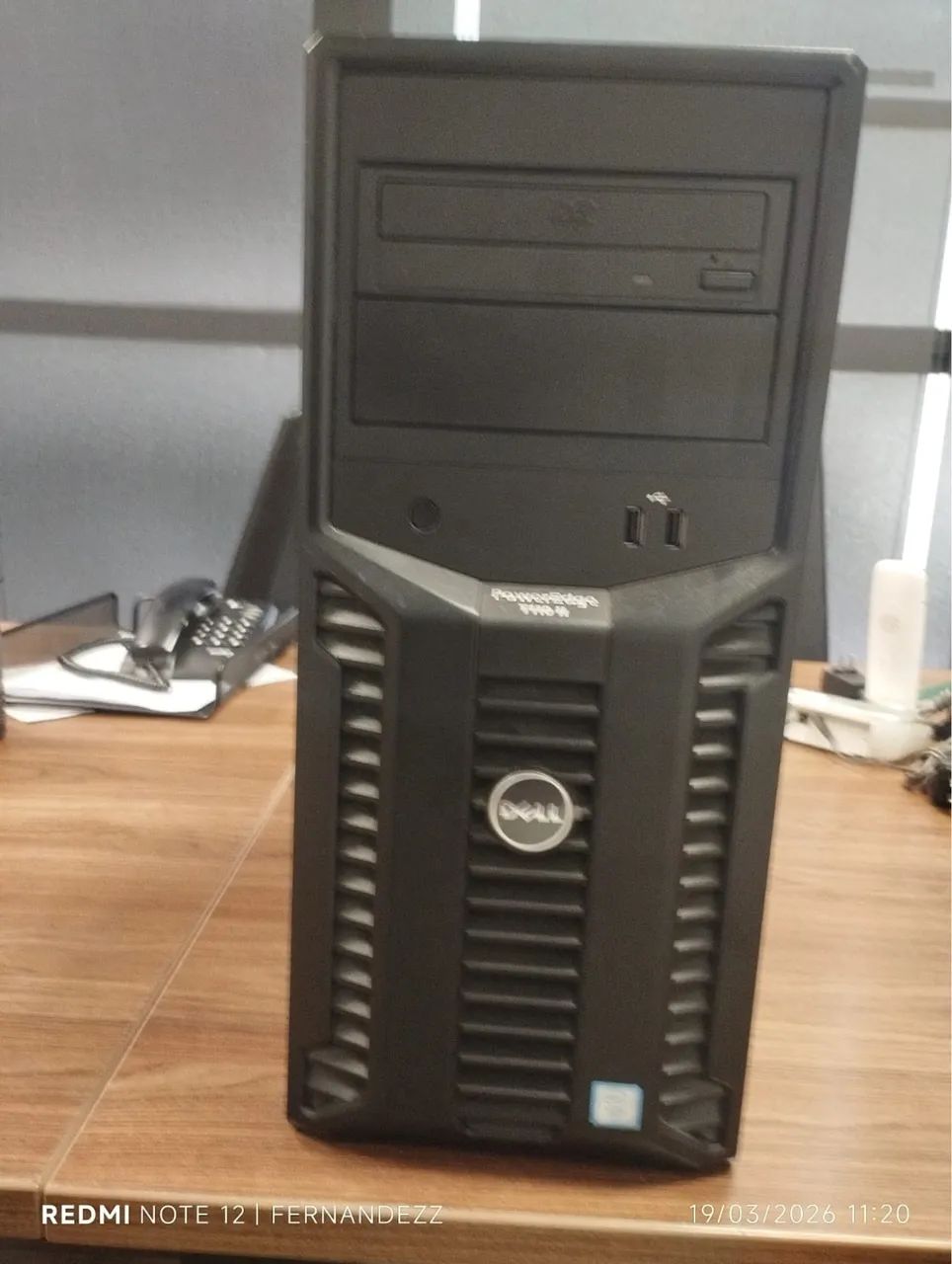 servidor de entrada da Dell, o modelo PowerEdge T110 (formato torre/mini-tower).
