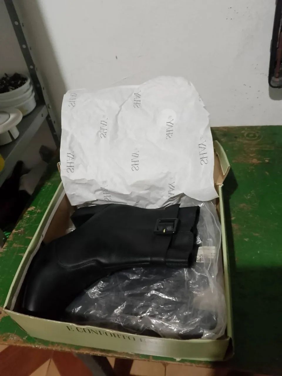 desapego duas botas cores diferentes - Foto 3