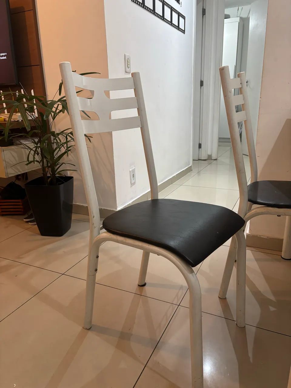 mesa de MDF com 4 cadeiras  - Foto 4