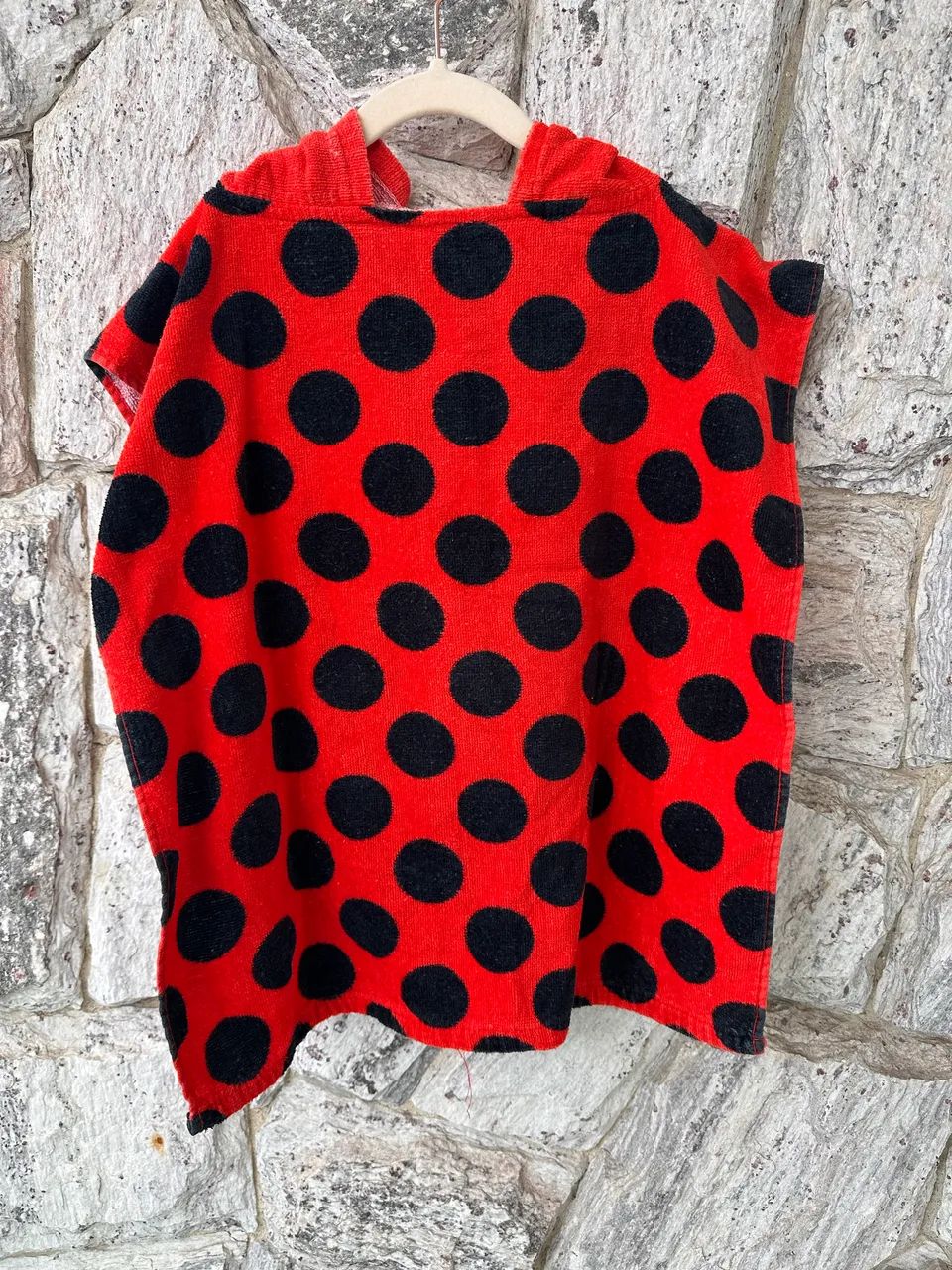Toalha poncho infantil com capuz. Tema LadyBug   - Foto 4