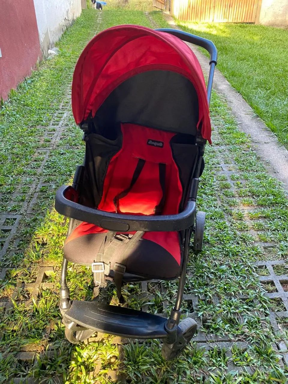 Carrinho de bebê vermelho - Foto 2