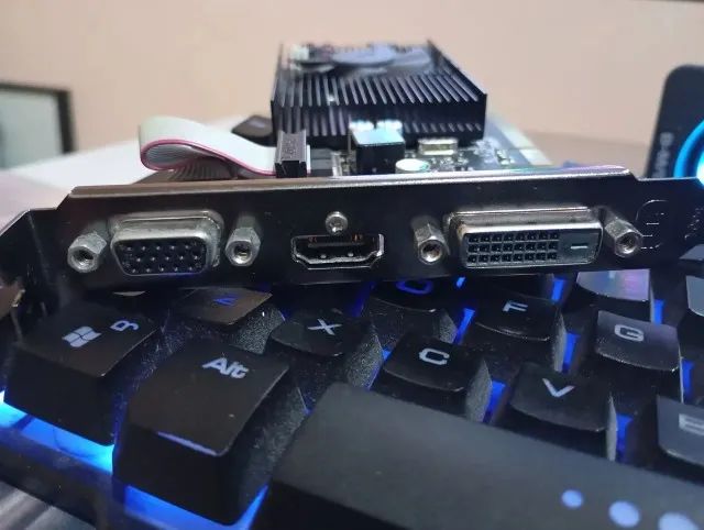 AMD Radeon R5 230 2GB DDR3 64bits - Foto 3