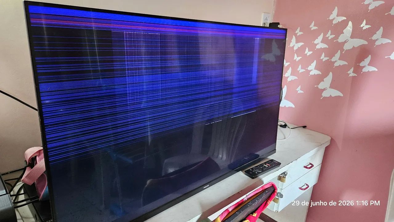 TV Philips de 43 polegadas apresenta danos graves no display - Foto 3