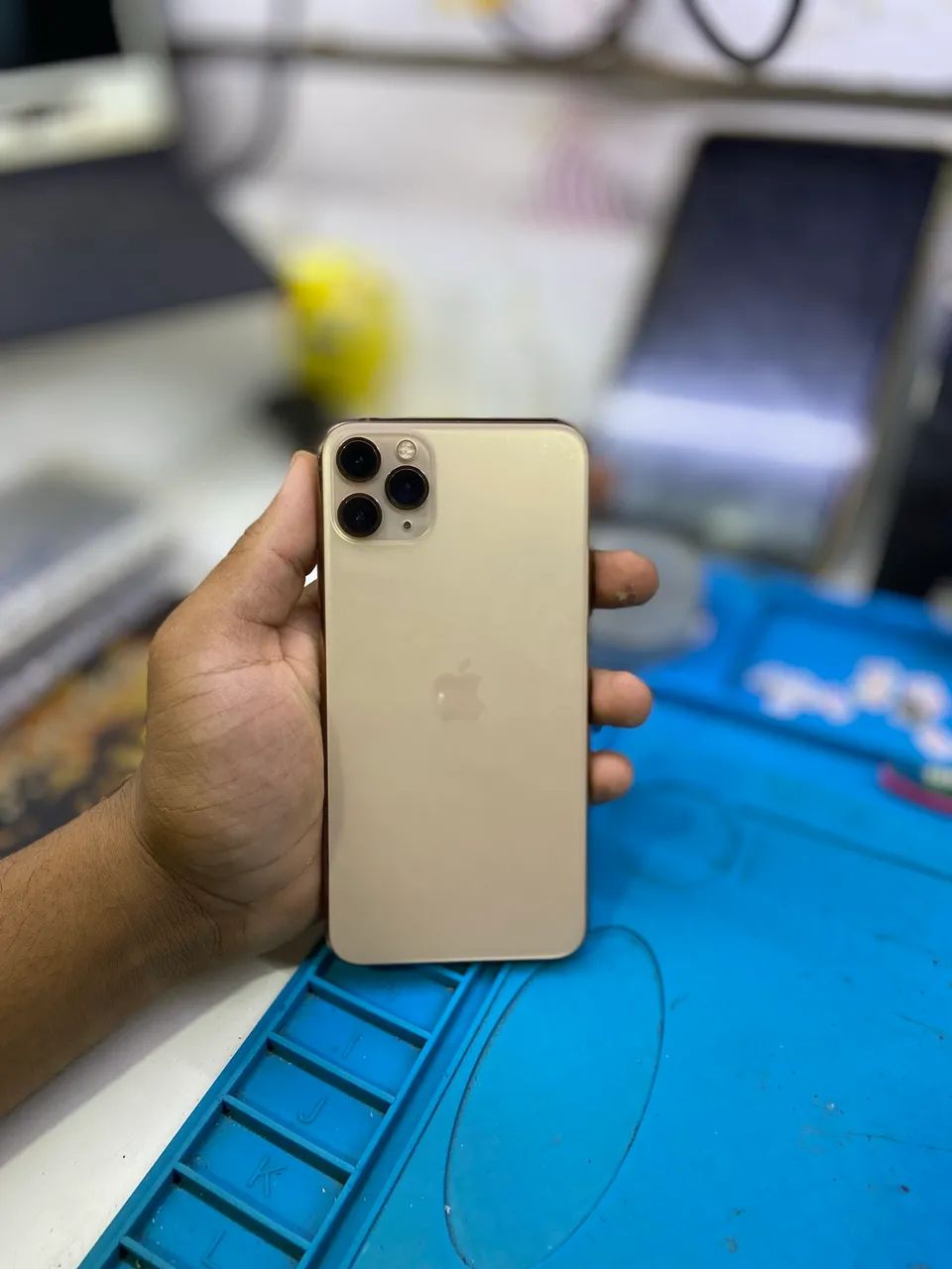 iPhone 11 Pro Max dourado  - Foto 2