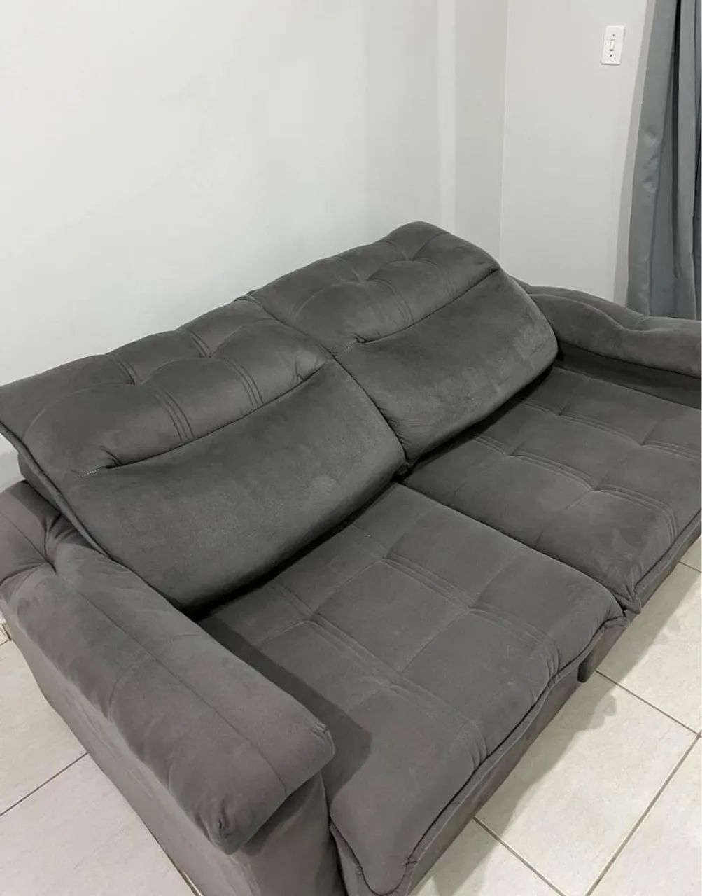 Sofá Retrátil cinza confortável - Foto 3