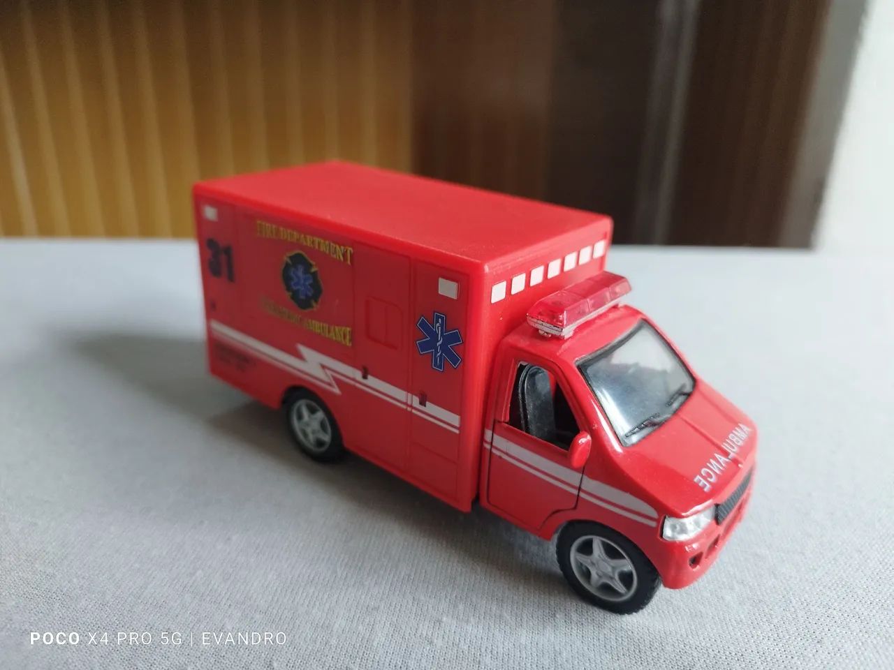 Miniatura ambulância 