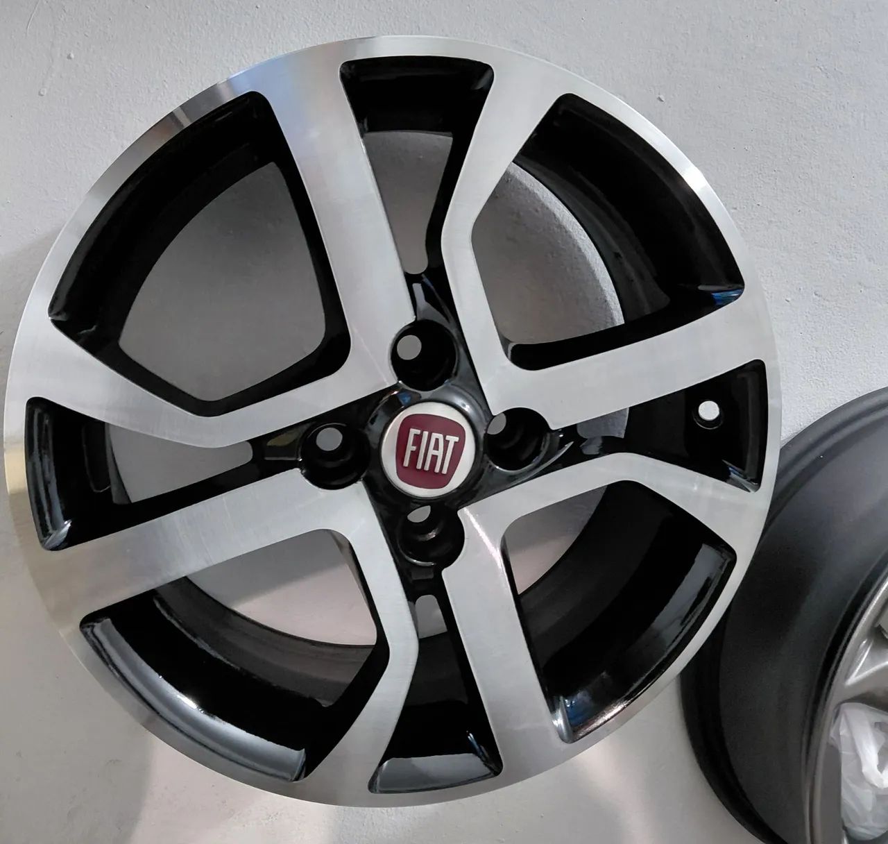 Roda semi nova aro 15 Fiat original  - Foto 3