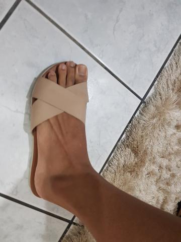 Rasteirinha nude e outra preta - Foto 3