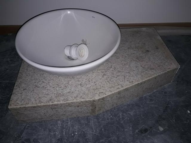 Vende se pia em granito branco siena para banheiro Deca e pedra de apoio em granito - Foto 2